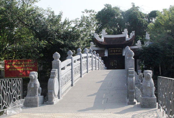 Đền Cẩu Nhi có tên gọi khác đền Thuỷ Trung Tiên ở ven hồ Trúc Bạch